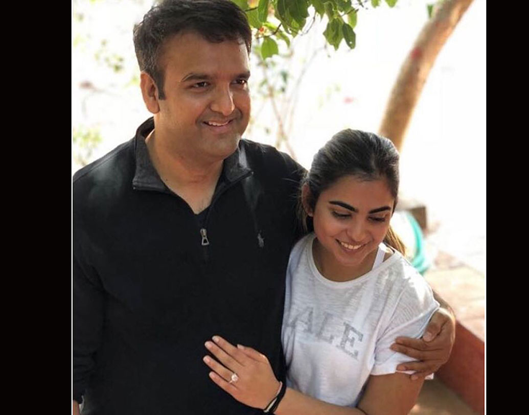 আগামী ১২ ডিসেম্বর দেশেই প্রথা মেনেই সাত পাকে বাঁধা পড়বেন অম্বানী কন্যা ও আনন্দ পিরামল। বিয়ে ঘিরে সাজো সাজো রব পড়ে গিয়েছে।