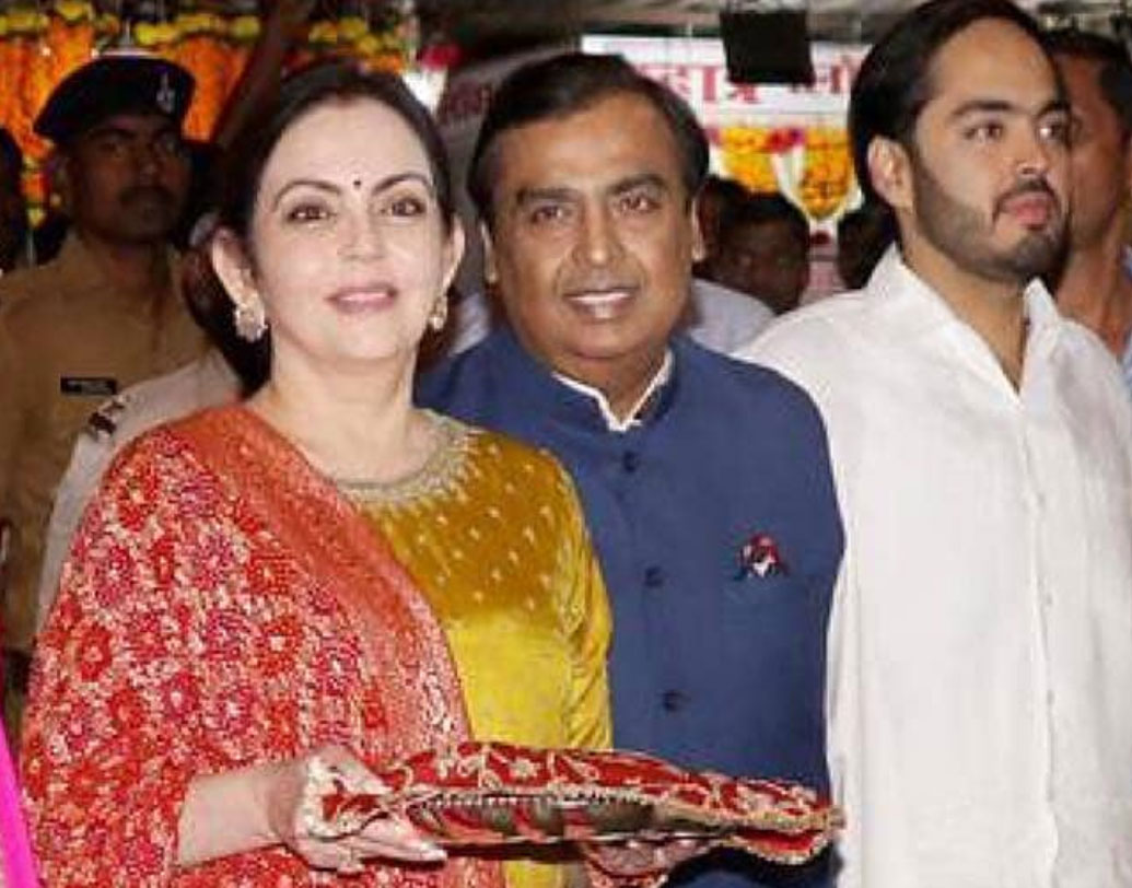 ৩০ অক্টোবর মুম্বইয়ের সিদ্ধি বিনায়ক মন্দিরে পুজো দিয়ে গণেশকে আমন্ত্রণ জানিয়ে বিয়ের প্রাথমিক পর্ব সারল অম্বানী পরিবার।