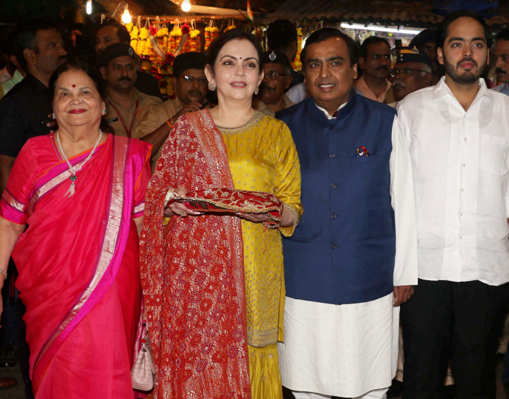 মেয়ের বিয়ের সব দায়িত্ব প্রায় একা হাতে সামলাচ্ছেন নীতা অম্বানী। তবে পরিবারের প্রত্যেকেই উপস্থিত ছিলেন এই অর্চনার সময়।