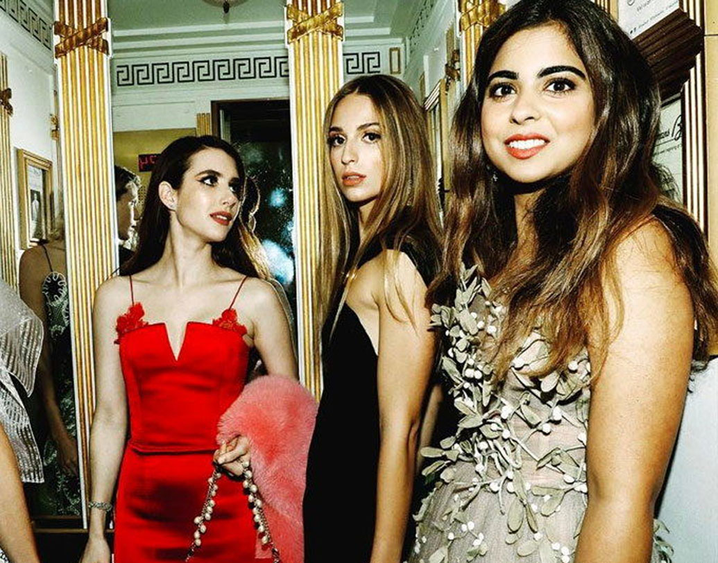 সংবাদমাধ্যমকে দেওয়া বিবৃতিতে অম্বানীর আদরের মেয়ের বিয়ের অনু্ষ্ঠানের কথা প্রথম প্রকাশ্যে আসে। অম্বানীর বাড়িতে প্রথা মেনে সব অনুষ্ঠান করা হবে বলেও জানানো হয়।