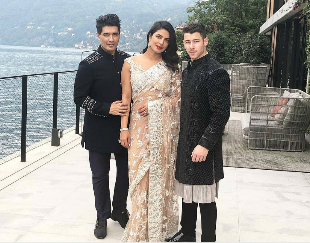 প্রিয়ঙ্কা চোপড়া, নিক জোনাস, মণীশ মলহোত্র, সোনম কপূর, আনন্দ আহুজা, অনিল কপূরের মতো তারকারা উপস্থিত ছিলেন ঈশার এনগেজমেন্টে।