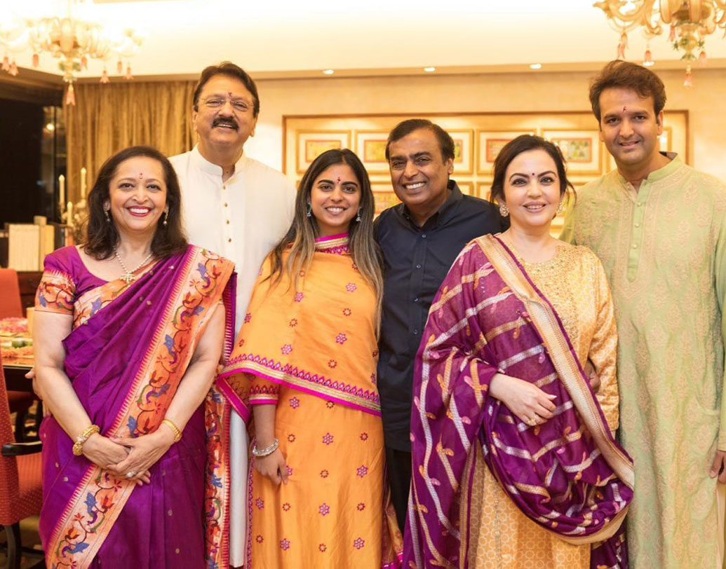 অম্বানীদের পারিবারিক বন্ধু পিরামলরা। সেই সূত্রে খুব ছোট থেকেই ঈশার সঙ্গে আনন্দের বন্ধুত্ব। তবে দুই বাড়ি থেকে তাঁদের বিয়ে ঠিক কর হয়নি। বরং তাঁরা নিজেরাই নিজেদের পছন্দ করেছেন।