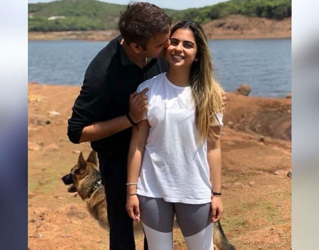 মহাবালেশ্বরে একটি মন্দিরে উইকএন্ড ট্রিপে গিয়েছিলেন আনন্দ এবং ঈশা। তখনই বন্ধুকে বিয়ের প্রস্তাব দেন আনন্দ। এক কথায় বিয়েতে মতও দিয়ে দেন অম্বানী কন্যা