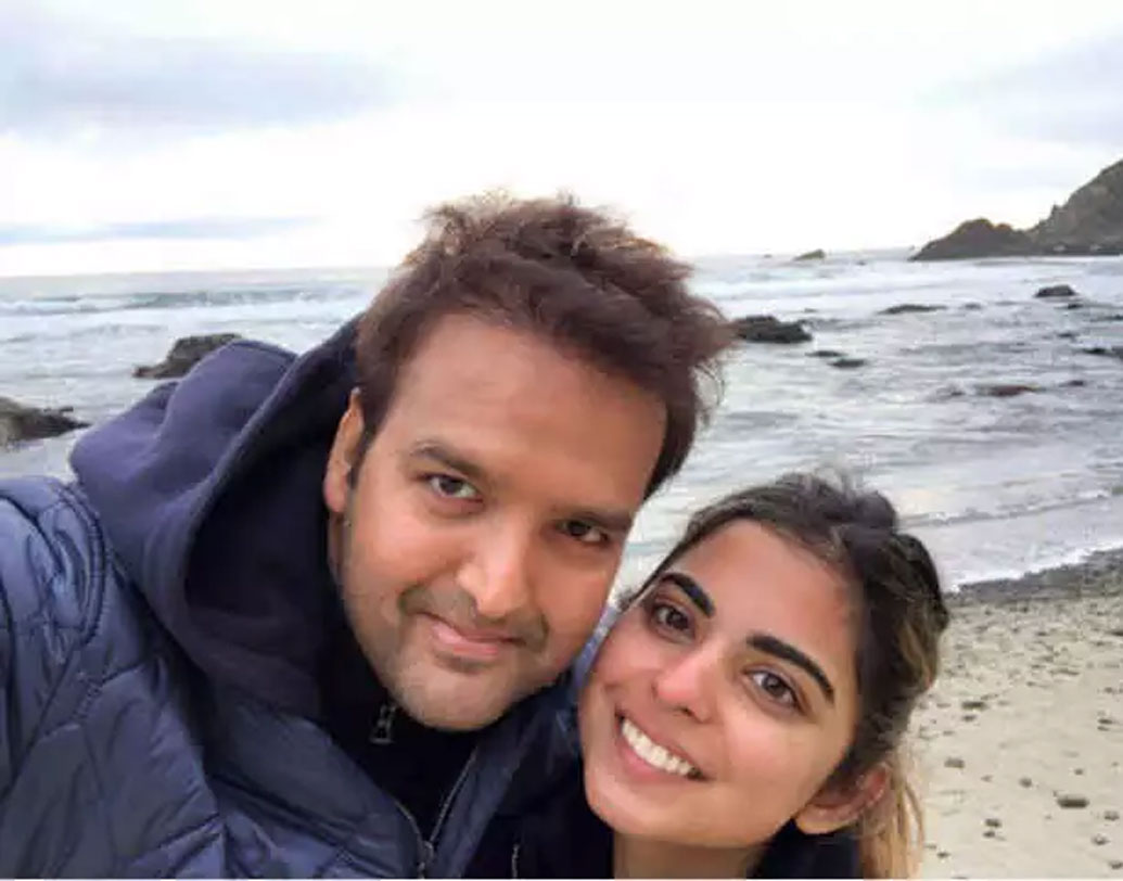 ঈশা স্ট্যানফোর্ড গ্র্যাজুয়েট স্কুল অব বিজনেস ও ইয়ালে বিশ্ববিদ্যালয় থেকে পড়াশোনা করেছেন। রিল্যায়েন্স জিও ইনফোকম ও রিল্যায়েন্স রিটেলের অধিকর্তা তিনি। আনন্দ ইউনিভার্সিটি অব পেনসিলভেনিয়া থেকে স্নাতক এবং হার্ভার্ড বিজনেস স্কুল থেকে স্নাতকোত্তর ডিগ্রি অর্জন করেছেন। বর্তমানে তিনিই পিরামল এন্টারপ্রাইজের এগজিকিউটিভ ডিরেক্টর।