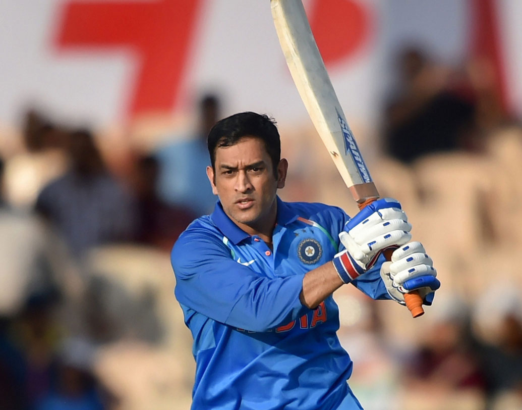 এম এস ধোনি: ব্যাট হাতে পুরনো ধোনিকে দেখতে পাওয়া যাচ্ছে না। আবার বিকল্প কাউকে এই মুহূর্তে দেখাও যাচ্ছে না। বিশ্বকাপের কথা মাথার রাখলে ব্যাট হাতেও ঝলক দেখাতে হবে ধোনিকে।