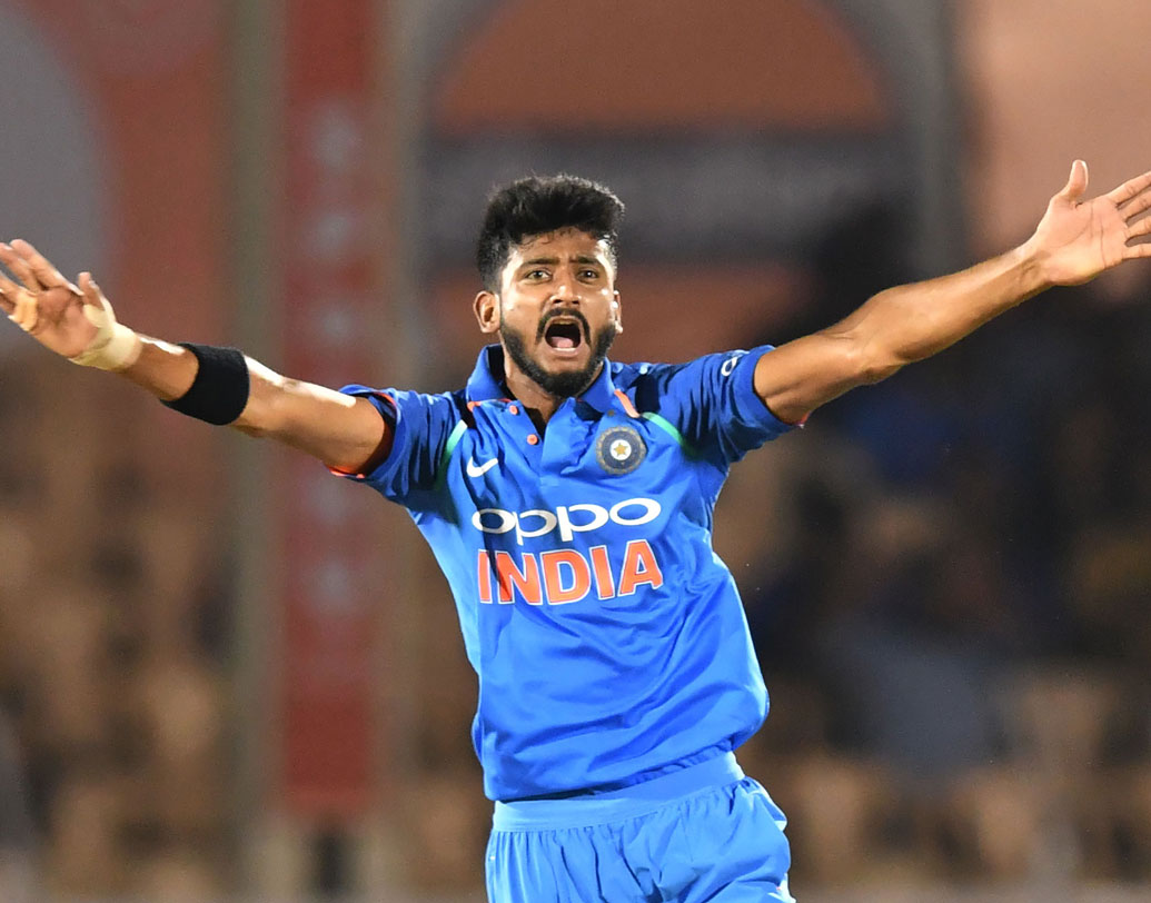 খলিল আহমেদ: চতুর্থ একদিনের ম্যাচে খলিলের আগুন ঝরানো স্পেলে ঝলসে গিয়েছিলেন ক্যারিবিয়ানরা। আজও খলিলের কাছ থেকে এমনই স্পেল চাইবেন কোহালি-রোহিতরা।