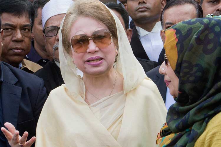 ইতিমধ্যেই নির্বাচন অবাধ ও সুষ্ঠু ভাবে সম্পন্ন করার জন্য বুধবার সেনাবাহিনী নামিয়েছে বাংলাদেশের নির্বাচন কমিশন।