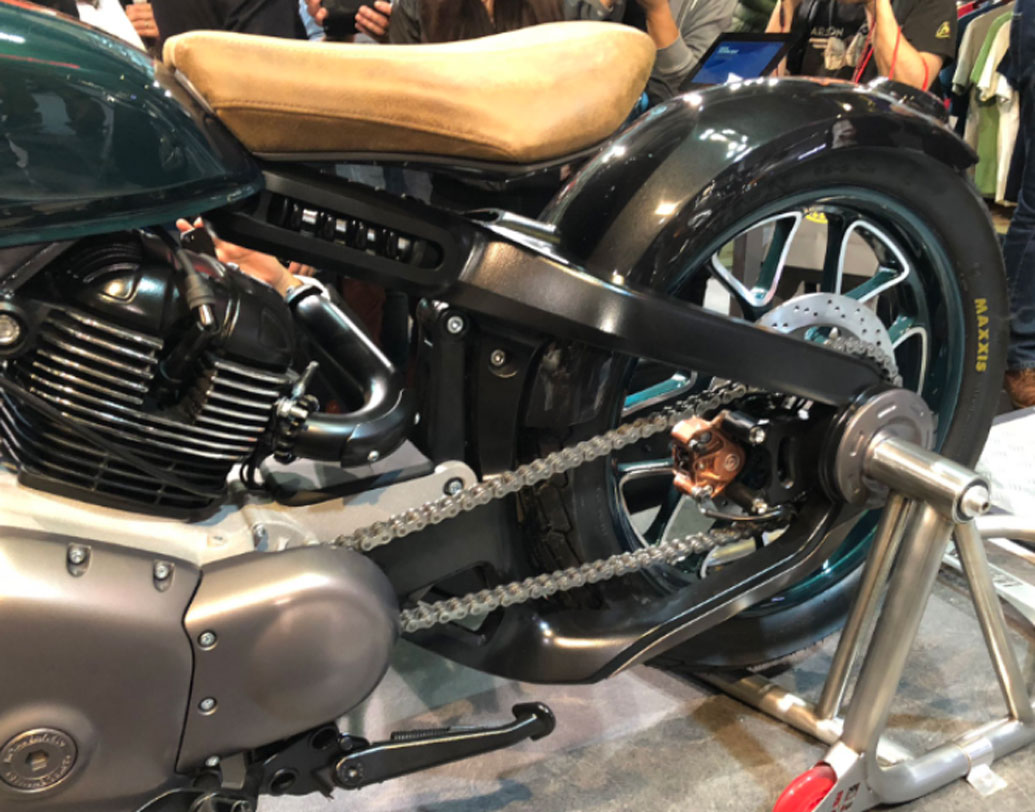 বাইকেসামনের দিকে গার্ডার-টাইপ ফর্ক ব্যবহার করা হয়েছে।সিঙ্গল সিটার এই বাইকের সিটের ঠিক নীচে রয়েছে মনোশক। সামনের চাকায় রয়েছে টুইন ডিস্ক ব্রেক। আর পিছনের চাকায় রয়েছে সিঙ্গল ডিস্ক।