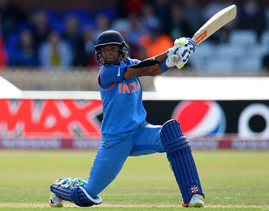 শেষের ওভারগুলিতে আরও ভয়ঙ্কর হয়ে উঠেছিলেন হরমনপ্রীত। শেষ পাঁচ ওভারে ১৭টি বল খেলেছিলেন তিনি। করেছিলেন ৫২ রান। স্ট্রাইক রেট ৩০৫.৮৮।