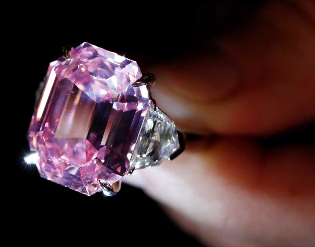 ১৯ ক্যারেট ওজনের কাছাকাছি এই হিরে যেমন দুষ্প্রাপ্য তেমনই অভিজাত। এই হীরকখণ্ডই এ বার নিলামে উঠতে চলেছে জেনেভায়। আগামী ১৩ নভেম্বর জেনেভায় ঐতিহাসিক জিনিসপত্রের নিলামঘর ক্রিস্টিসেএই নিলাম অনুষ্ঠিত হবে।