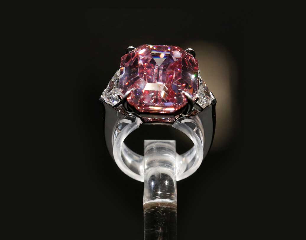 সাধারণত বেশির ভাগ গোলাপি হিরেই এক ক্যারেটের কম ওজনের হয়। সেখানে এই হিরের ওজন ও ঔজ্জ্বল্য এতটাই যে একে ‘বিরল’ বলে দাবি করছেন বিশেষজ্ঞরা। চৌকো এই হিরের রঙের ঘনত্বও অন্য সব হীরকখণ্ডকে পিছনে ফেলে দেবে।