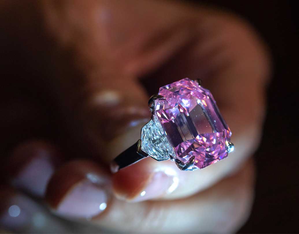 এমনিতেই গোলাপি হিরে খুবই দুষ্প্রাপ্য, তার উপর এর ওজন নিয়েও বিস্মিত রত্নবিশেষজ্ঞরা। এর আগে ২০১৭-র নভেম্বরে হংকংয়ে ১৫ ক্যারেটের একটি গোলাপি হিরে নিলামে ওঠে।  সে ক্ষেত্রে প্রতি ক্যারেটের দাম ভারতীয় মুদ্রায় ধার্য হয় প্রায় ১৬কোটি টাকা।আজ পর্যন্ত নিলামের ইতিহাসে সেটিই সবচেয়ে দামি হিরে হিসাবে পরিচিত ছিল।