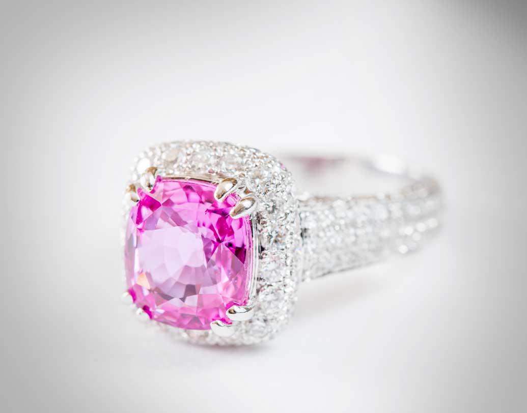 ২০১৩ সালে প্রায় ৬০ ক্যারেট ওজনের একটি হিরে নিলামে ওঠে, যার প্রতি ক্যারেটের দাম উঠেছিল প্রায় ১০ কোটি টাকা।