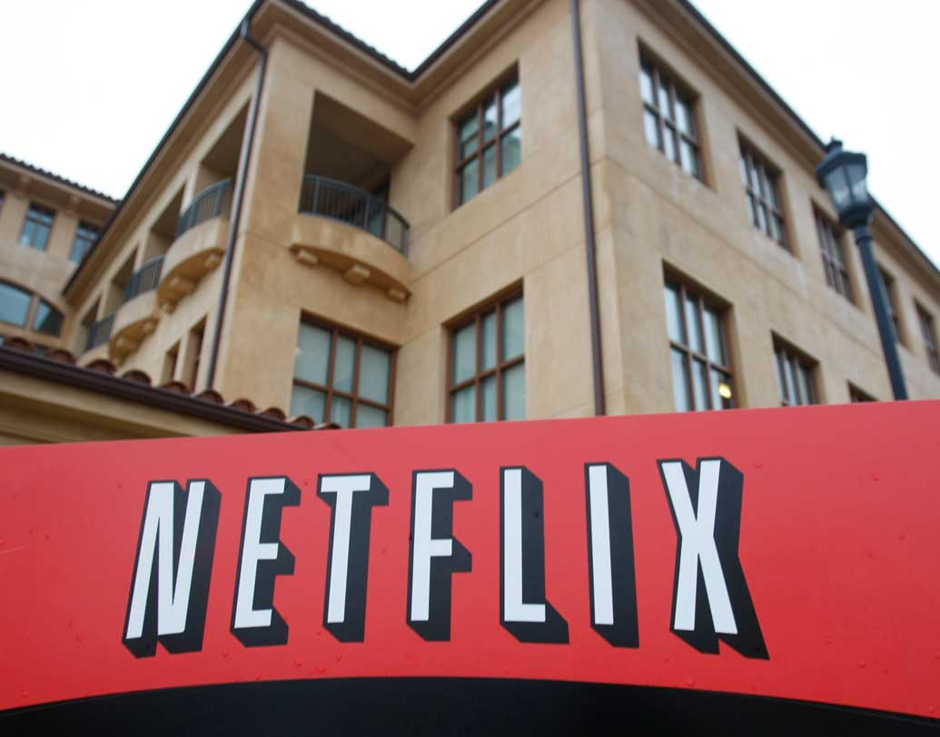 ডিজিটাল ভারতে ইন্টারনেট এখন অনেক সহজলভ্য। বেড়েছে শিল্পের কদর বোঝার মানুষও। চিরাচরিত মারদাঙ্গা বা প্রেম-ভালবাসার ছবি তাঁদের পোষায় না। বরং প্রথাগত ধারণা থেকে বেরিয়ে একটু অন্য ধরনের ছবি তাঁদের পছন্দ। আর সেই জায়গাটাই ধরছে নেটফ্লিক্স।