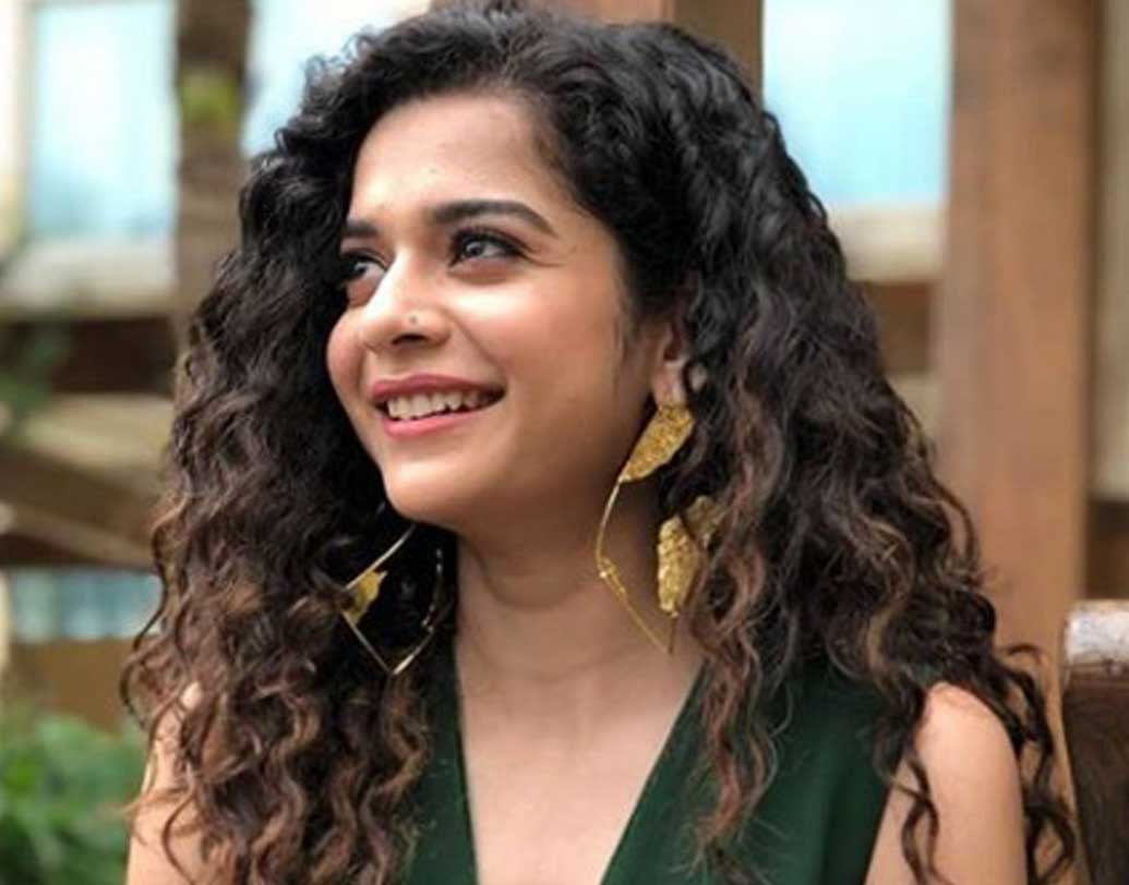 চপস্টিকস: মুখ্য চরিত্রে রয়েছেন ইউটিউব তারকা মিথিলা পালকর। গ্যাংস্টার দের হাত থেকে কীভাবে নিজের চুরি যাওয়া গাড়ি উদ্ধার করে মেয়েটি, তাই ফুটিয়ে তোলা হয়েছে। অভয় দেওল ও বিজয়া রাজও গুরুত্বপূর্ণ চরিত্রে রয়েছেন।