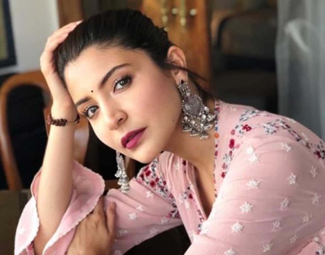 বুলবুল: অনুষ্কা শর্মার 'ক্লিন স্লেট ফিল্মস'-এর প্রযোজনায় তৈরি হচ্ছে। ছবিতে কুসংস্কার এবং পুরনো ধ্যান ধারণার গল্প তুলে ধরা হয়েছে। যেখানে একটা মহামারিতে উজার হয়ে যায় একটা গোটা গ্রাম।