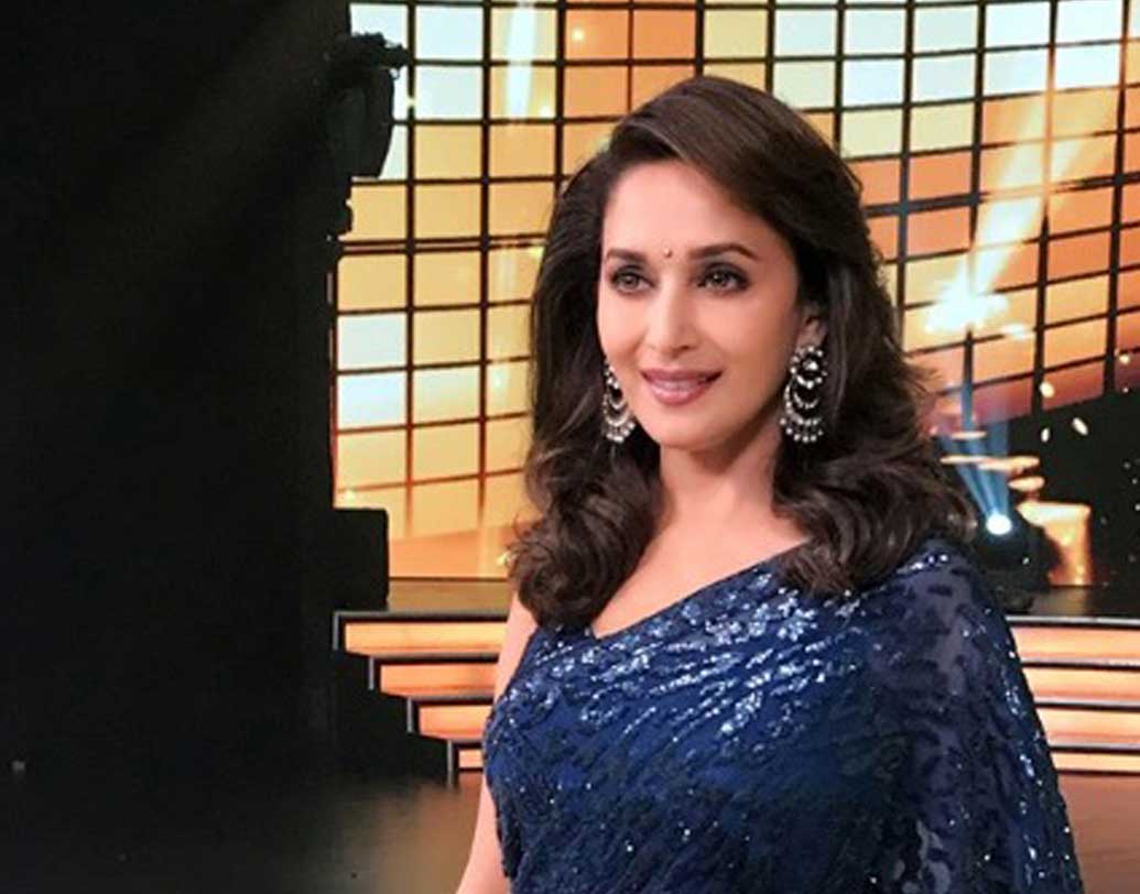 ১৫ অগস্ট: এই মারাঠি ছবির হাত ধরে প্রযোজনায় আসছেন মাধুরী দীক্ষিত। মুম্বইয়ের এক বস্তিতে স্বাধীনতা দিবসে পতাকা উত্তোলন এবং তাকে ঘিরে নানা ঘটনা তুলে ধরা হয়েছে।