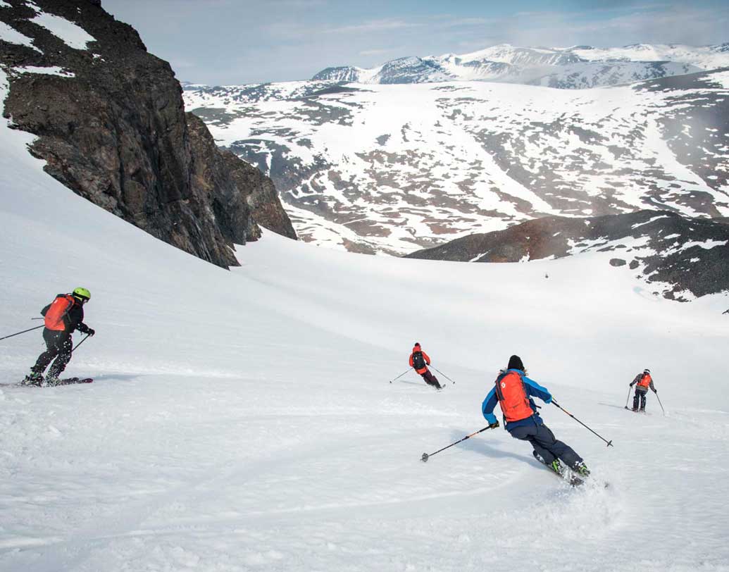 স্কি না জানলেও চিন্তা নেই। প্রশিক্ষণ দেওয়ার লোক রয়েছে। তাতে পাহাড়ের উঁচু ঢালে হয়ত চড়া যাবে না। তবে বরফ ফুঁড়ে বেরিয়ে যাওয়ার অভিজ্ঞতা মিলবে। চাইলে স্কি করার বদলে স্নো বোর্ড বা স্লেজে চড়েও ঘুরে বেড়াতে পারবেন পর্যটকরা।