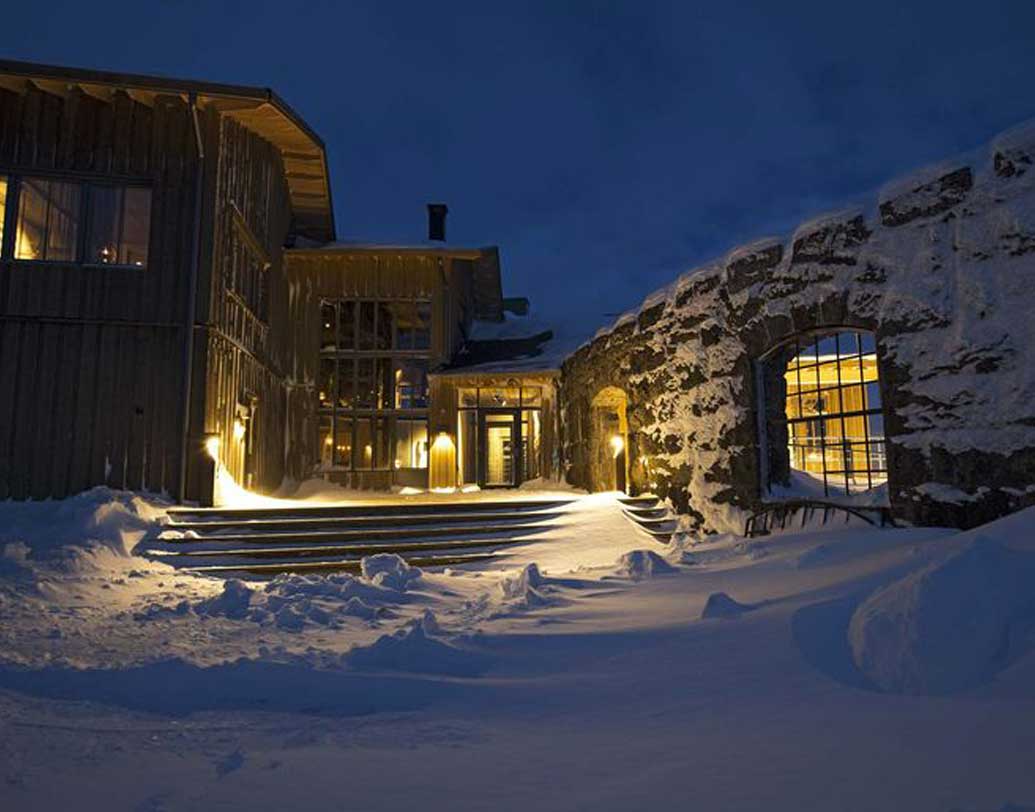 হোটেলটিতে মোট ১৪টি ঘর রয়েছে। তবে পৌঁছতে একটু ঝক্কি পোহাতে হবে। সুইডেনের রাজধানী স্টকহোম থেকে আকাশপথে প্রথমে কিরুনা যেতে হবে। সেখান থেকে সড়ক পথে ঘণ্টা দেড়েক।