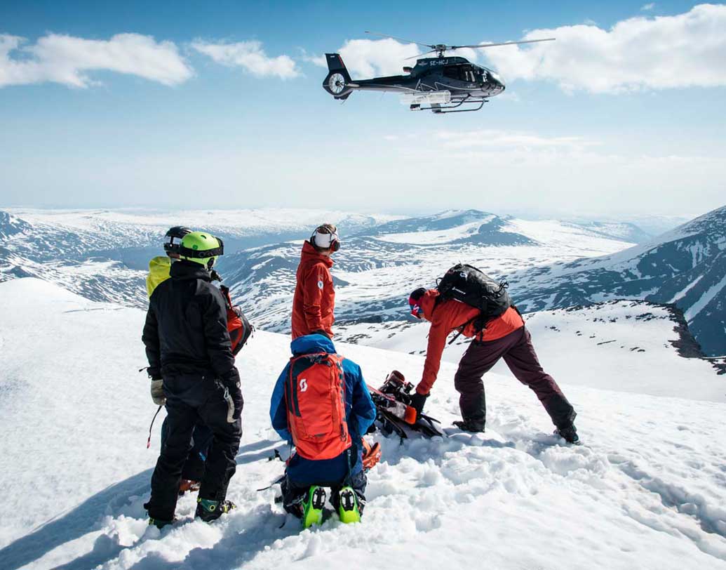 তবে শুধু স্কি-ই নয়। সুস্বাদু খাবার, পানীয় এবং মিউজিকেরও বন্দোবস্তও থাকছে এখানে। প্রাতরাশে মিলবে বাড়িতে তৈরি পেস্ট্রি, মুসলি, দই এবং ডিমের একাধিক পদ। দুপুরে থাকবে পিকনিকের ব্যবস্থা। হেলিকপ্টারে চড়ে পাহাড় দর্শন করা যাবে।