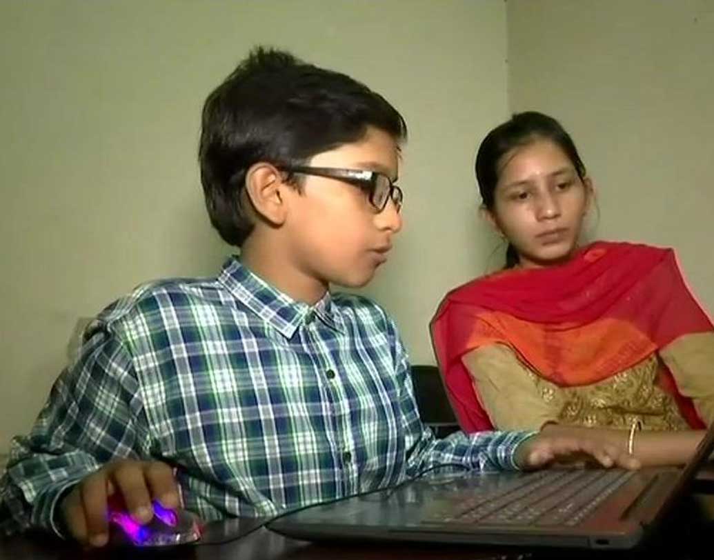 ক্লাস সেভেনের ছাত্র এই বিস্ময় বালক মহম্মদ হাসান আলি। নিজের পড়ার পাশাপাশি ছাত্রও পড়ায় সে। ডিজাইনিং, ড্রাফটিং কোনও কিছুই আটকাচ্ছে না। সবেতেই সে সমান পারদর্শী।