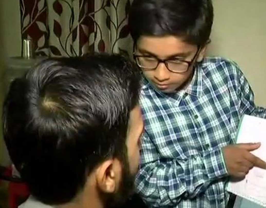 বয়স মাত্র ১১ হলে কী হবে, ইঞ্জিনিয়ারিংয়ের অঙ্ক সহজেই করে ফেলে সে। কম্পিউটারের সবটাই নখদর্পনে। বয়সে বড় ছাত্রদের খুব সহজ করে কঠিন অঙ্ক বুঝিয়ে দেয় এই খুদে শিক্ষক।