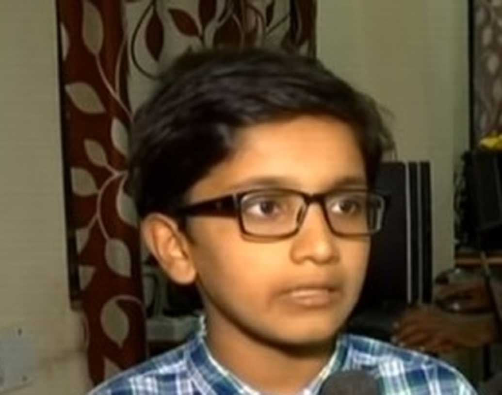 কিন্তু হাসানের রোজকার রুটিন কী? সকাল সাড়ে ৮টায় তার স্কুল শুরু। দুপুর তিনটে নাগাদ স্কুল থেকে এসে নিজের হোম ওয়ার্ক করে পাঁচটা অবধি।