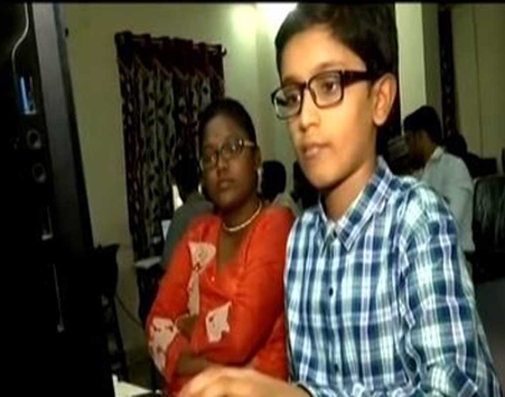 তারপর কোচিংয়ে গিয়ে পাঁচটা থেকে সাড়ে আটটা পর্যন্ত ছাত্রদের পড়ায় হাসান। বাড়ি ফিরে নিজের পড়া শেষ করে ঘুমিয়ে পড়ে সে।