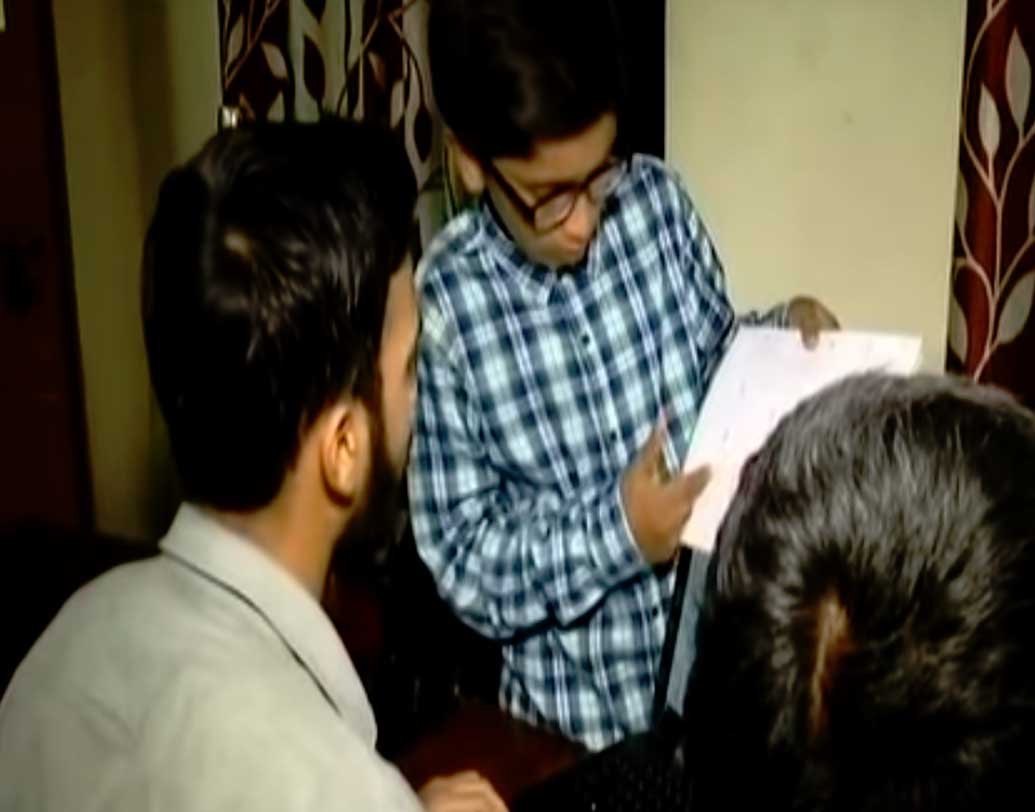 এই পড়ানো কিন্তু তার পেশা নয়। এটা তার সখ। সেই জন্য ছাত্রদের কাছ থেকে কোনও বেতন নেয় না হাসান।