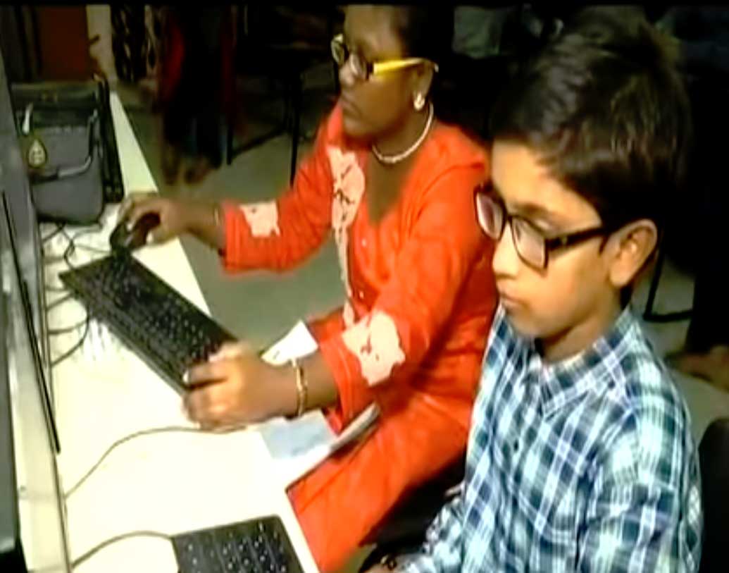 হাসান সংবাদ সংস্থাকে বলেছে, “আমি আমার ছাত্রদের কাছ থেকে সাম্মানিক নিই না। আমি দেশের জন্য কিছু করতে চাই। আমার বাবা-মা আমাকে সব সময় সাহায্য করেন।”