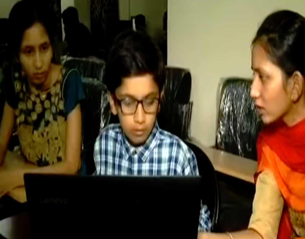 হাসানের পরিবারের প্রত্যেকেই শিক্ষকতার সঙ্গে যুক্ত। তার বাবা, মা, কাকু, কাকিমা সবাই শিক্ষক। তাই ছোটবেলা থেকেই পড়ানোর নেশা হাসানের। অবশ্য শুধু নেশা থাকলেই তো হবে না।