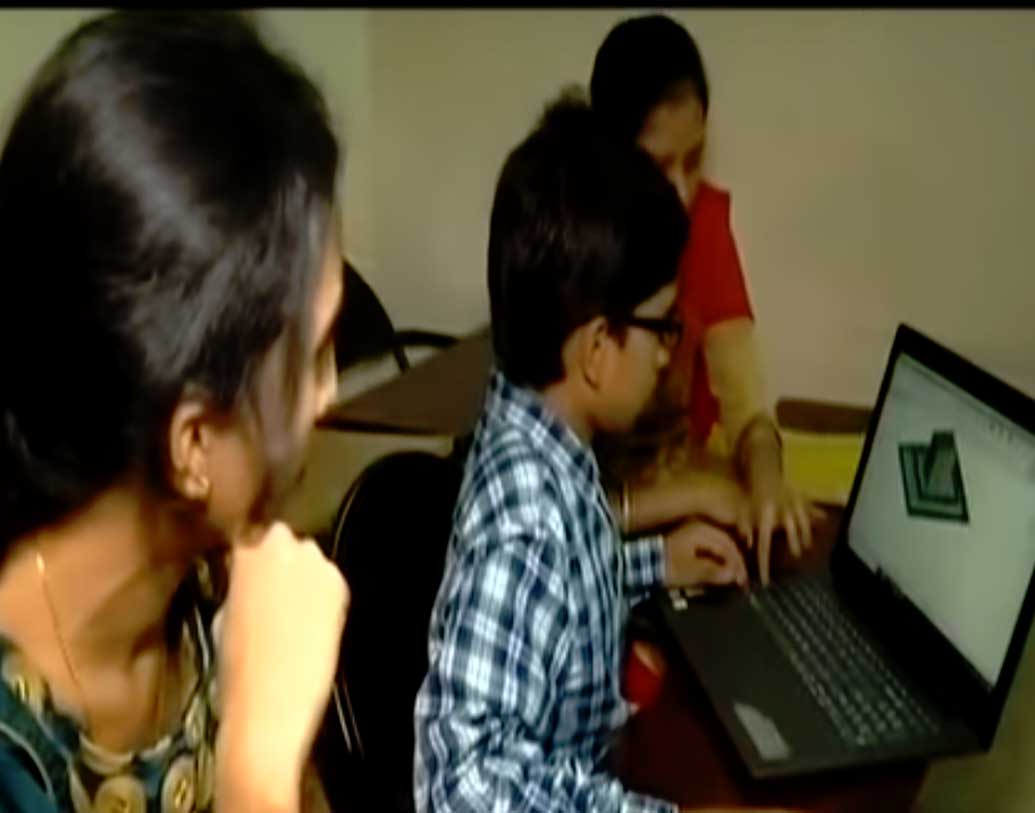 ক্লাস সেভেনের এক ছাত্র ইঞ্জিনিয়ারিংয়ের ছাত্রদের পড়াচ্ছে, এই ঘটনায় অবাক সবাই। অবাক হাসানের শিক্ষকরাও। হাসান অঙ্কে অত্যন্ত পারদর্শী জানিয়েছেন তাঁরাও।