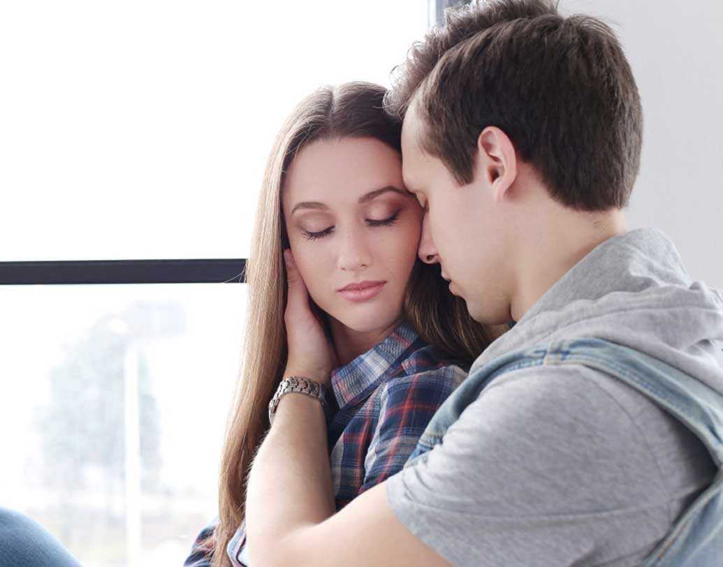 সমাজতাত্ত্বিক, মনোবিদরা বলছেন, আলিঙ্গন মনখারাপ কিংবা একাকিত্ব দূর করার সবচেয়ে বড় ওষুধ।