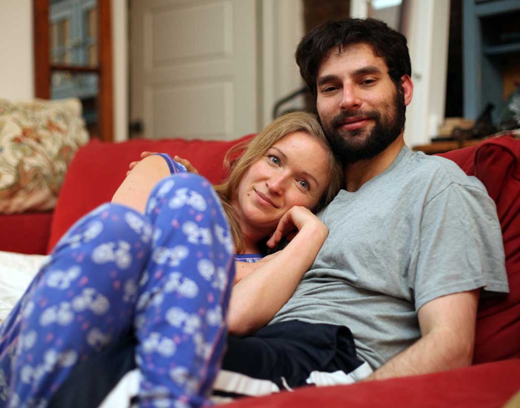 সাসকিয়া বলেন, আলিঙ্গনের কোনও বিকল্প নেই। মাথায় হাত রাখলে কিংবা পাশে কেউ তাঁকে জড়িয়ে ঘুমোতে গেলে তিনি নিরাপদ বোধ করেন।