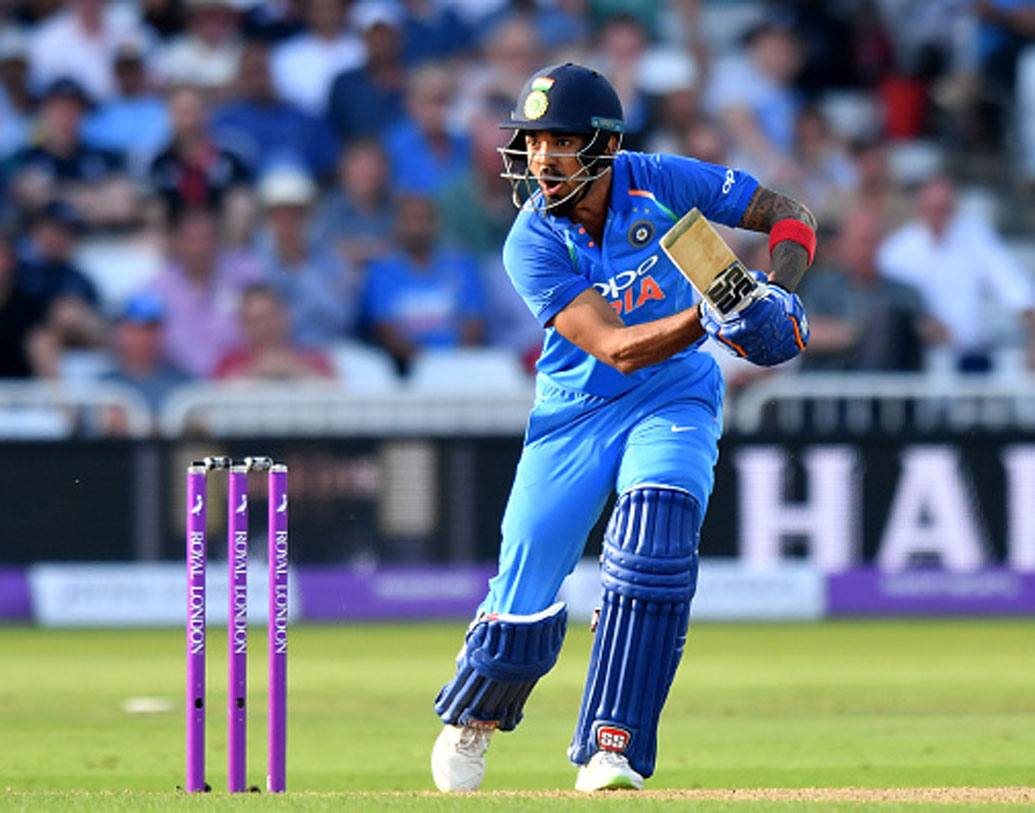 লোকেশ রাহুল: শিখর ধওয়নের জায়গায় আজ ইনিংস শুরু করতে পারেন রাহুল। তেমন ভাবে সীমিত ওভারের ম্যাচে নিজেকে প্রমাণ করতে পারছেন না। আজ ভাল কিছু করার সুযোগ পাচ্ছেন।