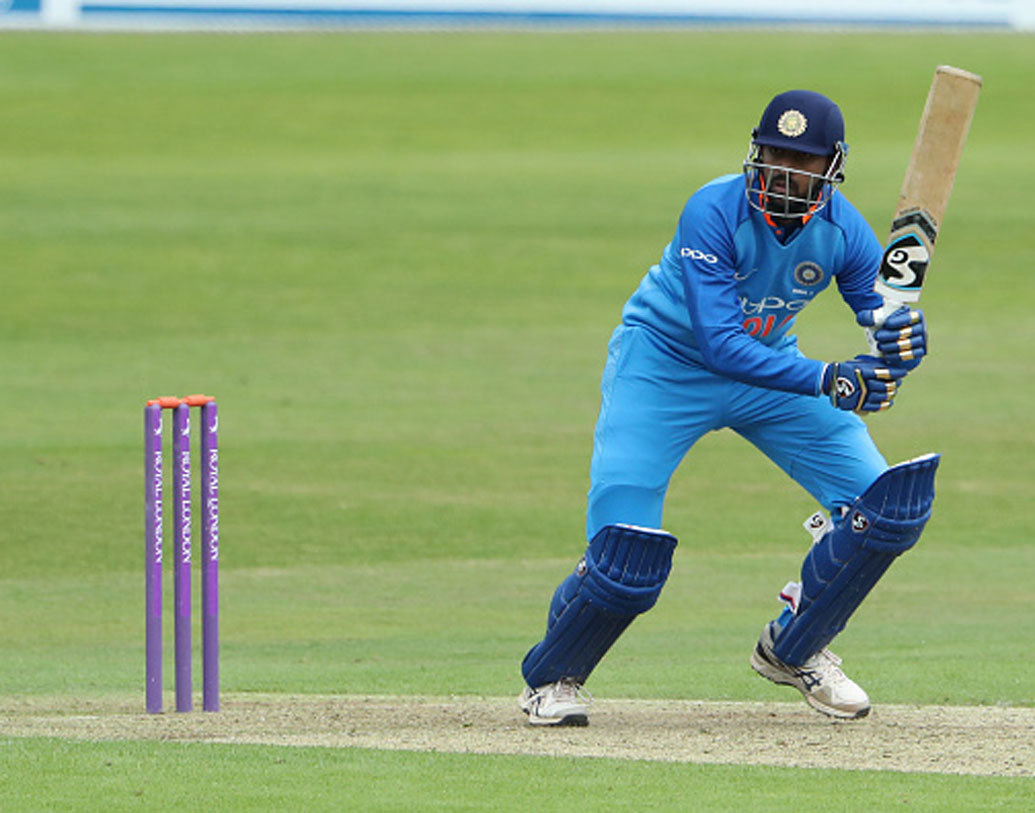 ক্রুণাল পাণ্ড্য: প্রথম ম্যাচেই অলরাউন্ড পারফরম্যান্সে চমকে দিয়েছিলেন। ভারতের জেতার পিছনে অবদান রেখেছেন। হার্দিকের অভাব বুঝতে দিচ্ছেন না তাঁর ভাই।