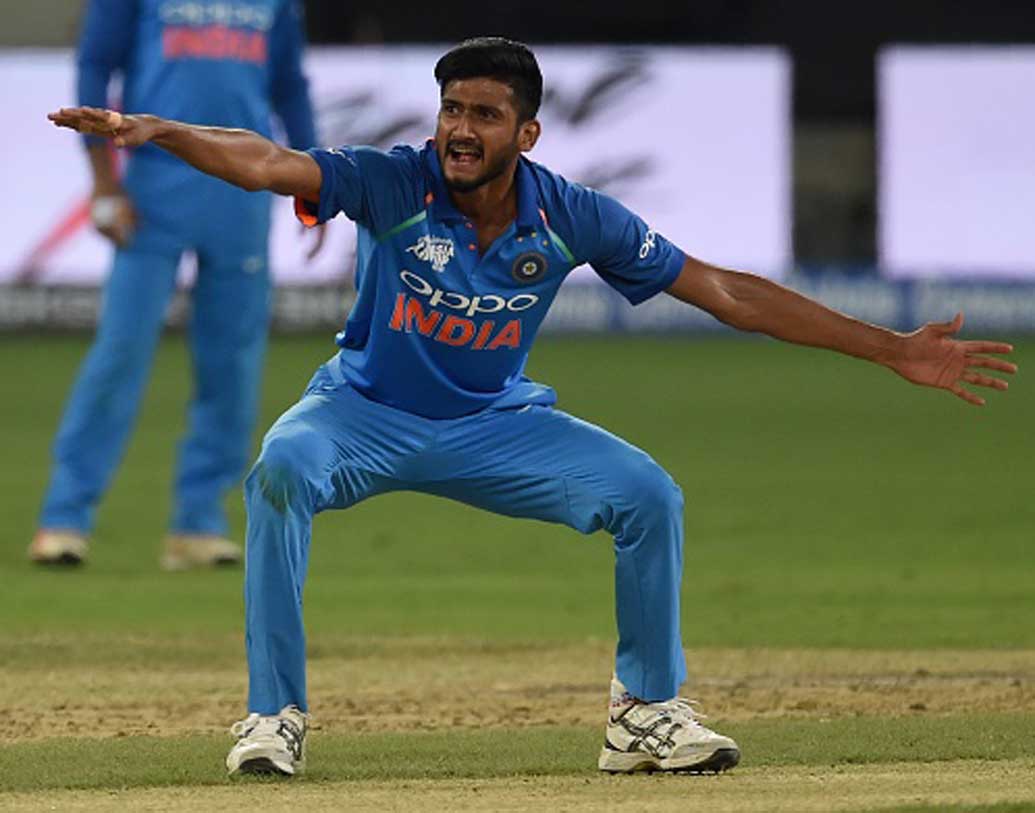 খালিল আহমেদ: বাঁহাতি বোলারটি জাহির খান, আশিস নেহরার কথা মনে করিয়ে দিচ্ছেন। অসাধারণ বল করছেন। আজও নজর থাকবে খালিলের দিকে।