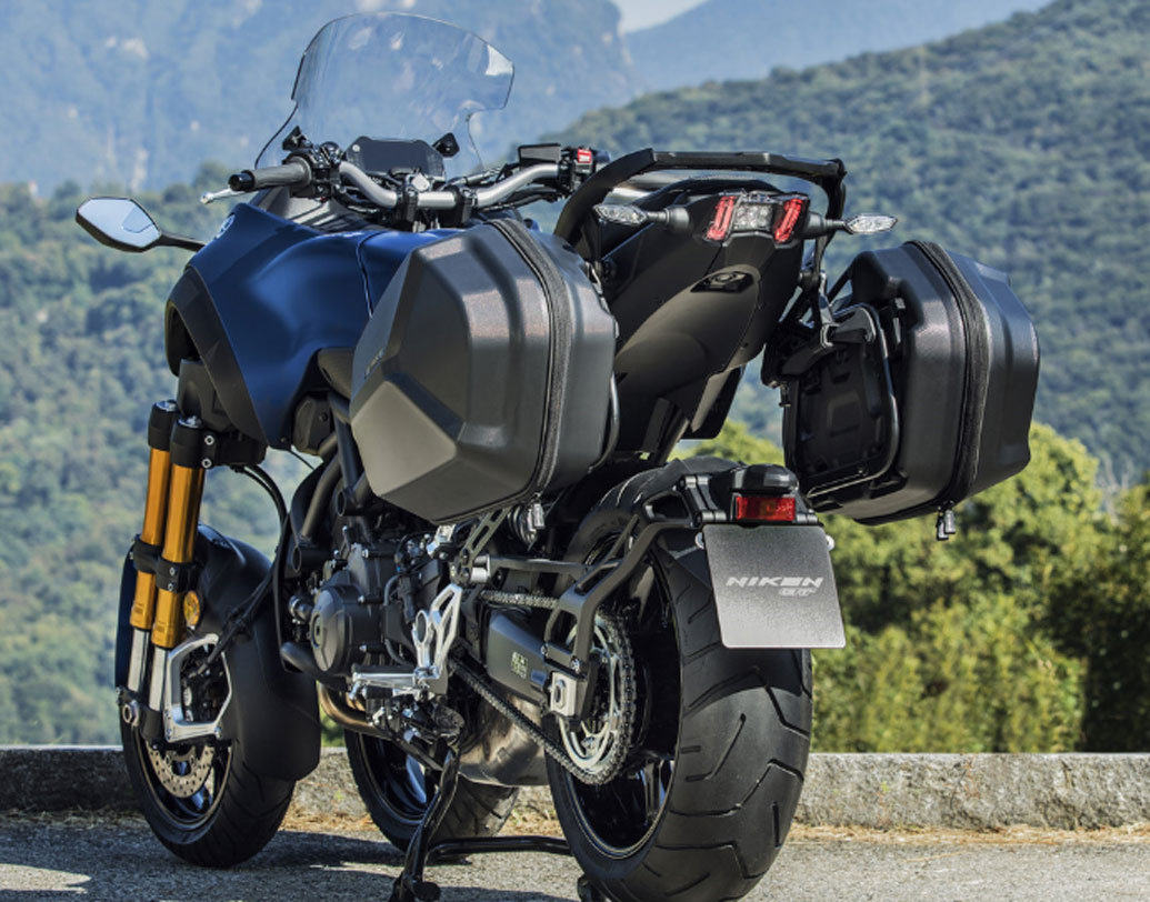 বাইকটির বিশেষত্ব হল, এর পিছনের সিটের পাশে ২৫ লিটারের প্যানিয়ার্স আছে। যাতে অনায়াসে অনেক জিনিস বহন করা যাবে।