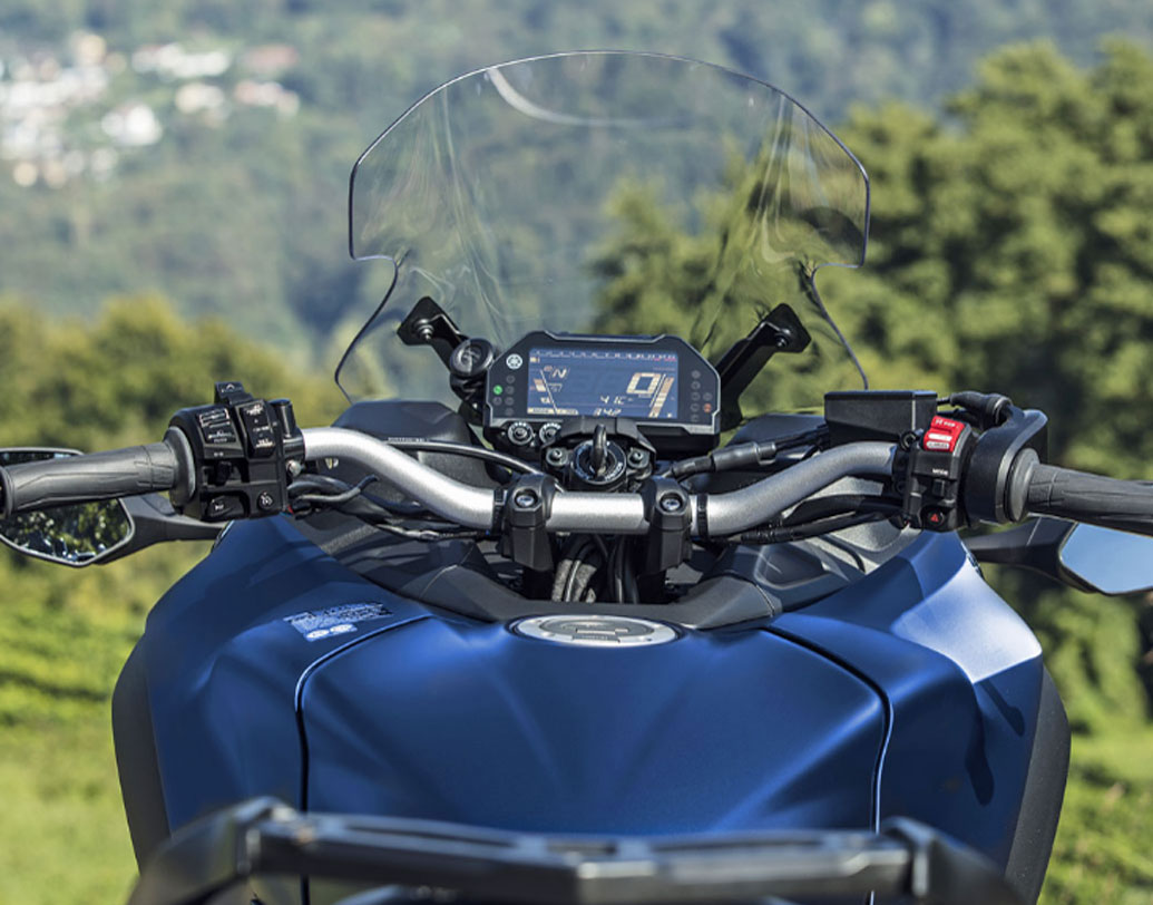 বাইকের সামেনে রয়েছে চওড়া উইন্ডস্ক্রিন। সিট চওড়া এবং রয়েছে হিটেড হ্যান্ডলবার গ্রিপ।