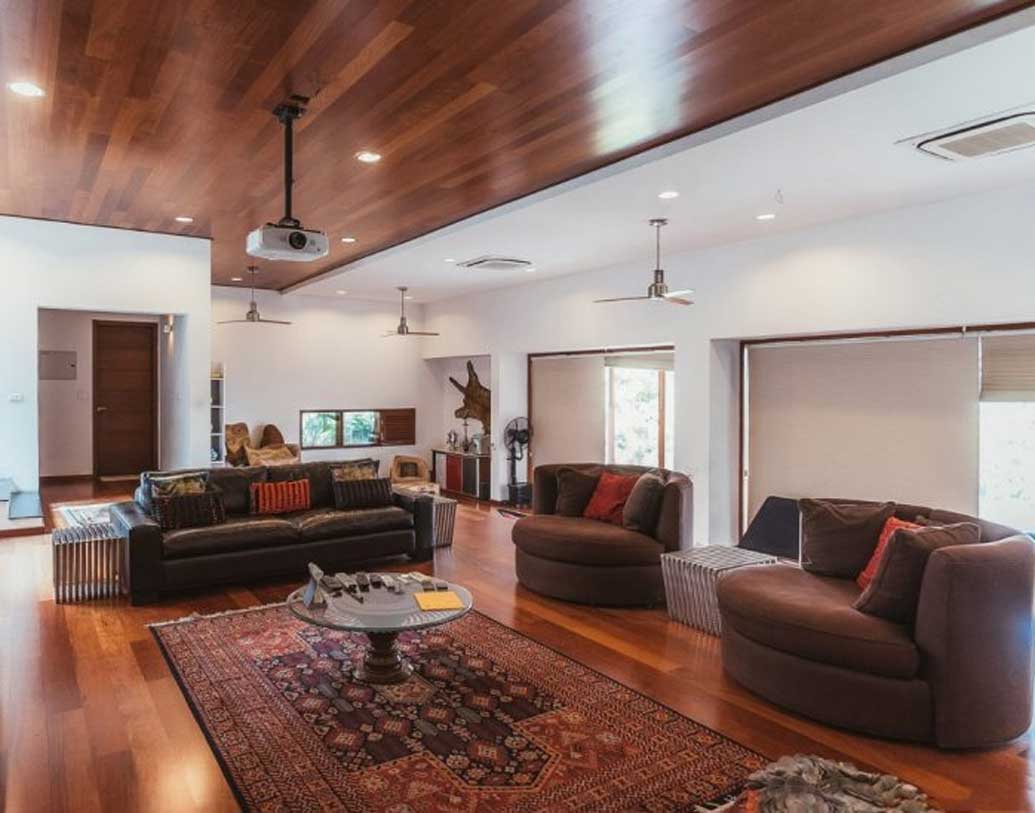 লিভিং রুমের অন্দরে রয়েছে কাঠ ও চকোলেট বাদামী রঙের ছোঁয়া। রয়েছে অল্প লালও।