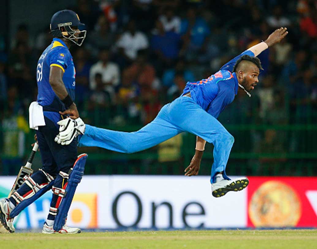 হার্দিক পাণ্ড্য: আন্তর্জাতিক স্তরে সীমিত ওভারের ক্রিকেটে অলরাউন্ডারদের নাম বললে হার্দিক পাণ্ড্যর কথা বলতেই হবে। টেস্টে এখনও তেমন ভাবে সফল নন। খেলেছেন ৪২টি একদিনের ম্যাচ। উইকেট পেয়েছেন চল্লিশটি। ব্যাটিং গড় তিরিশের কাছাকাছি।