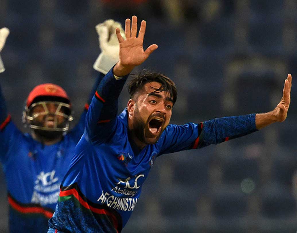 রশিদ খান: বর্তমানে যাঁদের দিকে নজর সব থেকে বেশি, তাঁদের মধ্যে রশিদ খান অন্যতম। এই আফগান অলরাউন্ডাটি নিঃসন্দেহে বড় বিস্ময়। আইসিসি ওয়ান ডে র‌্যাঙ্কিংয়েও রয়েছেন এক নম্বরে। এখনও পর্যন্ত ৫২টি একদিনের ম্যাচে সেরা স্কোর অপরাজিত ৬০। উইকেট পেয়েছেন ১১৮টি।