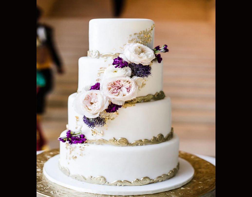 দীপবীরের বিয়ের মেনুতে নাকি থাকছে বিশাল একটা ওয়েডিং কেক। এই কেক কাটবেন নবদম্পতি। সুইজারল্যান্ডের কোনও বিখ্যাত শেফ এই কেক বানাবেন বলে শোনা যাচ্ছে।