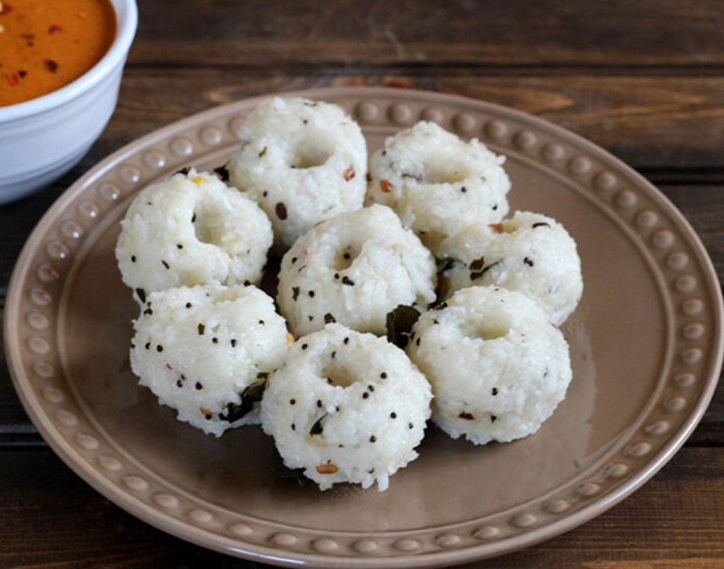 শোনা যাচ্ছে, এই বিয়েতে কোঙ্কণী স্টাইলের ভাত-সহ আরও বেশ কিছু পদ থাকছে দীপিকার বাড়ির তরফে।