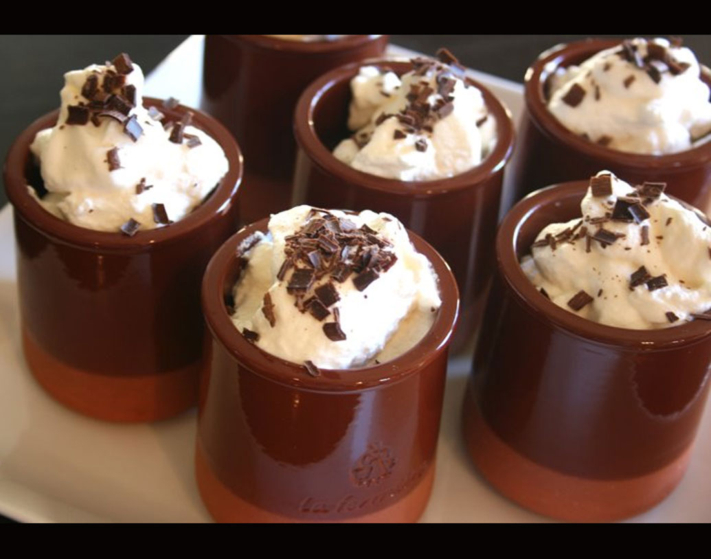 বিয়ের ডিজার্টও হবে স্পেশাল। সুইজারল্যান্ডের বিশেষ ডিজার্ট থাকার কথা দীপবীরের বিয়ের মেনুতে।