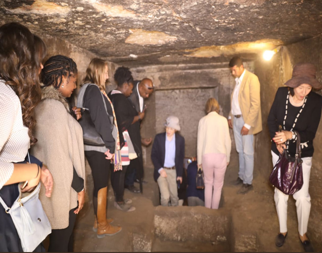 গিজার পিরামিড তৈরির পরবর্তী সময়ে প্রাচীন মিশর শাসন করতেন উসেরকাফ। মিশরের সুপ্রিম কাউন্সিল অব অ্যান্টিকুইটির তরফে মোস্তাফা ওয়াজ়ারি জানিয়েছে, সমাধির প্রবেশ দ্বার ছিল একেবারে অক্ষত অবস্থায়, সিল করা।