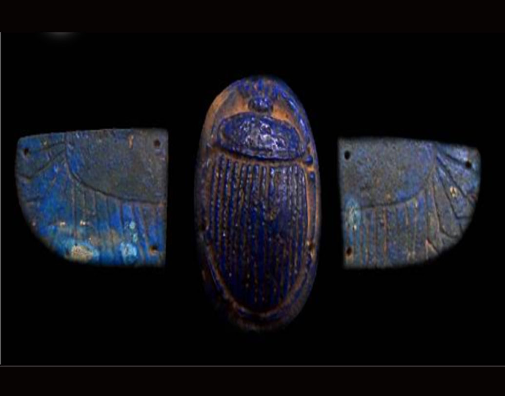 গুবরে পোকার উল্লেখ পাওয়া যায় প্রাচীন মিশরের প্রায় প্রতিটি হায়ারোগ্লিফস লিপি, পুরাকীর্তি আর ভাস্কর্যে। অলঙ্কার, সিলমোহর ইত্যাদিতে পাওয়া যায় স্ক্যারাবের প্রতিকৃতি।