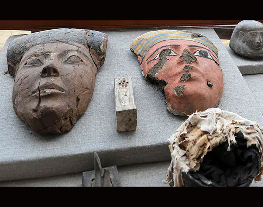 অনেক মমির বুকের ওপরে পাওয়া গিয়েছে একটি বিশেষ স্ক্যারাবের কবজ যা মানুষের হৃদপিণ্ডের আকৃতির। যা নাকি পূণ্যের প্রতীক। জীবনকে এগিয়ে নিয়ে চলার প্রতীক।