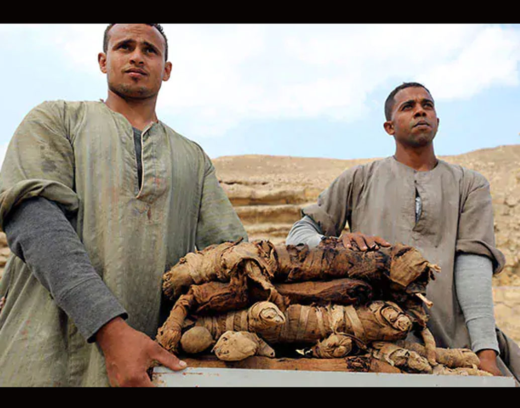 প্রাচীন মিশরে বিড়ালকে অত্যন্ত পবিত্র মনে করা হত। সবাই সম্মান করত ছোট্ট প্রাণীটিকে। যে কারণে বিড়ালকে তারা শিল্পে স্থান দিয়েছিল। মর্যাদা দিয়েছিল দেবতার। মৃত্যুর পর বিড়ালের মমিও করা হত।