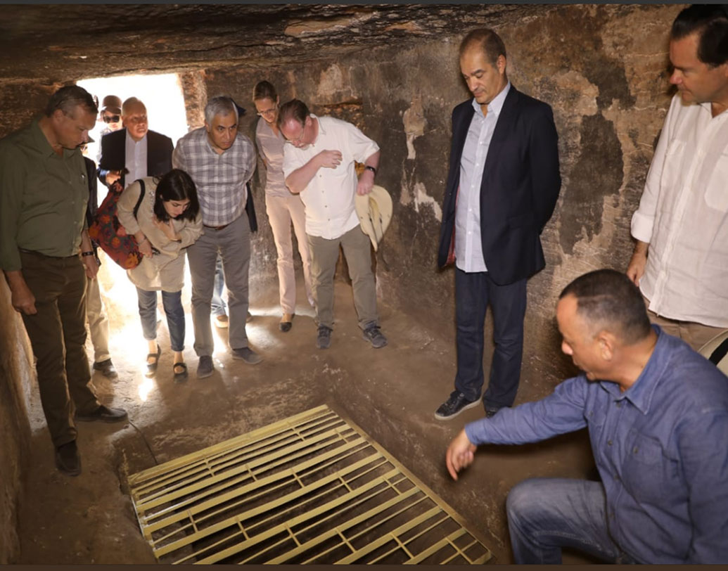 খননের সময়েই ৪৫০০ বছরের প্রাচীন একটি সমাধি পেয়েছেন প্রত্নতত্ত্ববিদরা। এটি একেবারেই অবিকৃত।